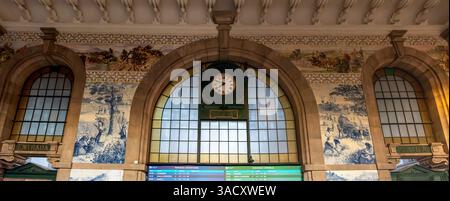 Porto, Portugal, malerische Azulejo-Keramikfliesen an der Wand des Bahnhofs Sao Bento, die Szenen des Lebens der Portos in Portugal zeigen Stockfoto