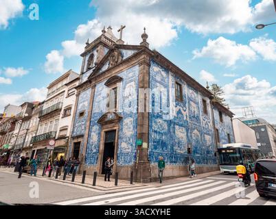 Porto, Portugal, malerische historische Azulejo-Fliesen an der Außenseite der Kapelle Almas de Santa Catarina in Porto, Portugal Stockfoto