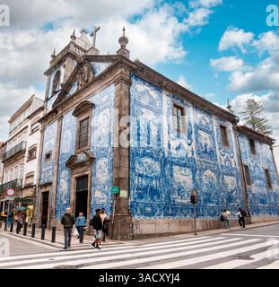 Porto, Portugal, malerische historische Azulejo-Fliesen an der Außenseite der Kapelle Almas de Santa Catarina in Porto, Portugal Stockfoto