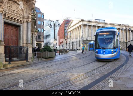 U-Bahn-Züge fahren in der Nähe des Victoria Square in Birmingham, West Midlands, Großbritannien Stockfoto