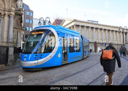 U-Bahn-Züge fahren in der Nähe des Victoria Square in Birmingham, West Midlands, Großbritannien Stockfoto