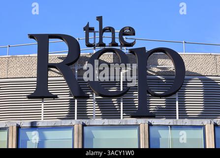 Birmingham Repertory Theatre, das von Barry Jackson gegründet wurde und innovative Produktionen zeigt, am Centenary Square. Stockfoto