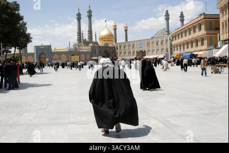 11. Juli 2007 - Qom-Stadt, Iran - Faizieh ist eine der ältesten islamischen Schulen in Qom-Stadt und eines der berühmten theologischen Zentren der schiitischen Sekte Viele iranische islamische Führer studierten an dieser Schule und seit mehreren Jahrhunderten ist Qom ein wichtiges Pilgerzentrum für schiitische Muslime, die den berühmten Fatima, den reinen Schrein, besuchen, eine heilige, die im 9. Jahrhundert lebte. BILD: 7. Juli 2007 - Ein Blick auf den Hazrat Ma'soomeh (A.S.) Schrein sowie den Eingang und den archaischen Hof der Faizieh Schule in Qom City, etwa 120 km (75 Meilen) südlich von Teheran, Iran. (Guthaben Stockfoto