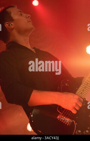 29. September 2009 - Pomona, Kalifornien, USA - JOSH FARRO aus PARAMORE, wie sie live vor einer ausverkauften Menschenmenge im Fox Theater in Pomona, Kalifornien auftreten (Bild: Edward Hannigan/ZUMAPRESS.com) Stockfoto