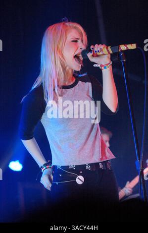 29. September 2009 - Pomona, Kalifornien, USA - HAYLEY WILLIAMS von PARAMORE spielt live im Fox Theater in Pomona, Kalifornien (Bild: Edward Hannigan/ZUMAPRESS.com) Stockfoto
