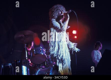 August 1969; San Francisco, CA, USA; (File Photo: Exact Date Unknown) Sänger ROGER DALTREY von der bahnbrechenden Band The Who tritt live auf. (Bild: Douglas Kent Hall/ZUMAPRESS.com) Stockfoto