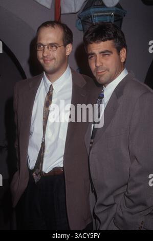 Januar 1995 – Los Angeles, Kalifornien, USA – Anthony Edwards mit George Clooney bei der NBC Press Tour (Bild: Kathy Hutchins/ZUMAPRESS.com) Stockfoto