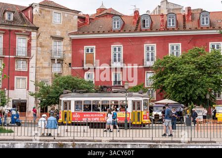 Lisboa, Portugal, traditionelle malerische Wohnhäuser im Stadtteil Alfama in Lissabon, eine historische Straßenbahn, die vorbeifährt, Portugal Stockfoto