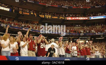 30. August 2008 - Atlanta, Georgia, USA - FUSSBALL - Alabama-Fans jubeln ihr Crimson Tide-Team am Samstag beim Chick-Fil-A College Kickoff-Spiel im Georgia Dome in Atlanta zu. Alabama besiegte Clemson 34-10 (Bild: Timothy L. Hale/ZUMAPRESS.com) Stockfoto