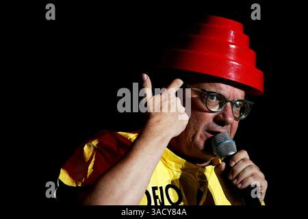 September 2008 - San Diego, Kalifornien, USA - MARK MOTHERSBAUGH von der Pop-/Syntheseband „Devo“ tritt beim Street Scene Musikfestival 2008 in San Diego, Kalifornien auf (Bild: Jerod Harris/ZUMAPRESS.com) Stockfoto