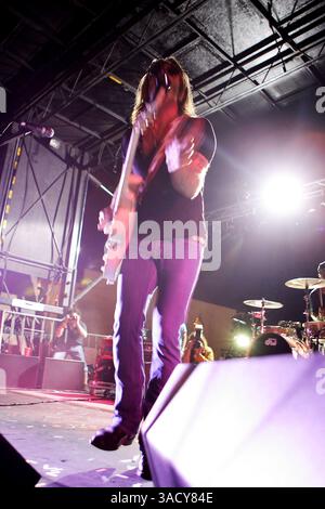 September 2008 – San Diego, Kalifornien, USA – JESSE HUGHES von der Rockband „Eagles of Death Metal“ tritt beim 2008 Street Scene Musikfestival in San Diego, Kalifornien auf (Bild: Jerod Harris/ZUMAPRESS.com) Stockfoto