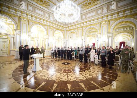 Kiew, Ukraine. April 2025. Der ukrainische Präsident Wolodymyr Zelenskyj steht für eine Nationalhymne während einer Zeremonie zur Verleihung der Orden der Goldenen Sterne an Familienmitglieder in der Preishalle des Mariinski-Palastes am 4. April 2025 in Kiew, Ukraine. Kredit: Ukrainischer Ratsvorsitz/Pressestelle Des Ukrainischen Präsidenten/Alamy Live News Stockfoto