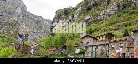Malerische Häuser im Dorf Cain de Valdeon, am Ende des Wanderweges Cares-Schlucht in den Picos de Europa-Bergen in Asturien, Nordspanien Stockfoto
