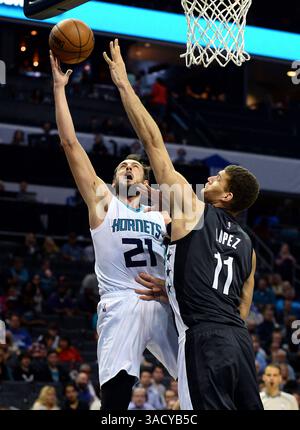3. Februar 2012 – Charlotte, NC, USA – Charlotte Hornets Vorkämpfer Marco Belinelli, links, fährt in den Korb, um zwei Punkte gegen Brooklyn Nets Center Brook Lopez, rechts, während der zweiten Halbzeit im Spectrum Center zu gewinnen Dienstag, 7. Februar 2017 in Charlotte, N.C. die Hornets gewannen 111:107. (Bild: © Jeff SINER/TNS via ZUMA Wire) Stockfoto