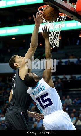 3. Februar 2012 – Charlotte, NC, USA – Charlotte Hornets Wärter Kemba Walker, rechts, lässt seinen Schuss vom Brooklyn Nets Center Brook Lopez, links, während der ersten Halbzeit im Spectrum Center blockieren Dienstag, 7. Februar 2017 in Charlotte, N.C. die Hornets gewannen 111:107. (Bild: © Jeff SINER/TNS via ZUMA Wire) Stockfoto