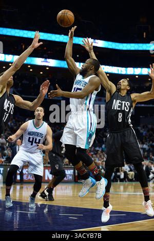 3. Februar 2012 – Charlotte, NC, USA – Charlotte Hornets Wärter Kemba Walker, Mitte, gibt einen Running-Schuss gegen Brooklyn Nets Center Brook Lopez, links, und Wärter Spencer Dinwiddie, rechts, während der zweiten Halbzeit im Spectrum Center Dienstag, 7. Februar 2017 in Charlotte, N.C. die Hornets gewannen 111:107. (Bild: © Jeff SINER/TNS via ZUMA Wire) Stockfoto