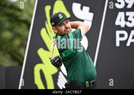 Doral, USA. April 2025. Louis Oosthuizen, Kapitän der Stinger GC, schlägt am 4. April 2025 in Doral, Florida, am 1. Tag des LIV Golf Invitational 2025 in Miami auf dem Trump National Golf Course ab. (Foto: JC Ruiz/SIPA USA) Credit: SIPA USA/Alamy Live News Stockfoto
