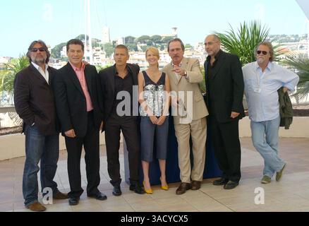 20. Mai 2005; Cannes, FRANKREICH; TOMMY LEE JONES mit JULIO CESAR CEDILLO, JANUAR JONES und BARRY PEPPER beim Fotoaufruf für „drei Beerdigungen von Melquiades Estrada“ beim 58. Jährlichen Filmfestival in Cannes. (Bild: Frederic Injimbert/ZUMAPRESS.com) Stockfoto