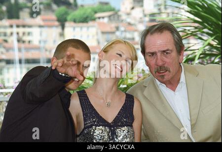 Mai 2005; Cannes, FRANKREICH; BARRY PEPPER, JANUAR JONES und TOMMY LEE JONES beim Fotocall für „drei Beerdigungen von Melquiades Estrada“ beim 58. jährlichen Filmfestival in Cannes. (Bild: Frederic Injimbert/ZUMAPRESS.com) Stockfoto
