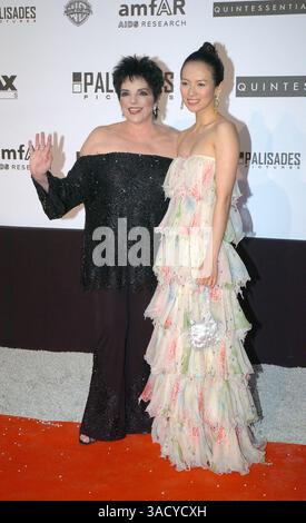 19. Mai 2005; Mougins, FRANKREICH; LIZA MINNELLI und ZIYI ZHANG bei der amfAR Cinema Against AIDS Gala von Miramax, Palisades Pictures und Quintessenz, die während des 58. Jährlichen Filmfestivals in Cannes stattfand. . (Bild: Frederic Injimbert/ZUMAPRESS.com) Stockfoto