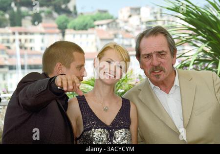 Mai 2005; Cannes, FRANKREICH; BARRY PEPPER, JANUAR JONES und TOMMY LEE JONES beim Fotocall für „drei Beerdigungen von Melquiades Estrada“ beim 58. jährlichen Filmfestival in Cannes. (Bild: Frederic Injimbert/ZUMAPRESS.com) Stockfoto