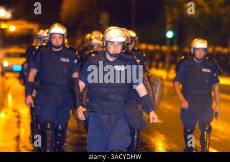 22. Juli 2008 - Belgrad, Serbien - Polizei bewacht den Eingang zum Kriegsverbrechergericht in Belgrad. Der ehemalige bosnische serbische Führer Radovan Karadzic wurde am späten Montagabend verhaftet. Die UNO sagt, dass Karadzics Truppen im Juli 1995 mindestens 7.500 muslimische Männer und Jungen aus Srebrenica im Rahmen einer Kampagne zur "Terrorisierung und Demoralisierung der bosnischen muslimischen und bosnischen kroatischen Bevölkerung" getötet haben. Er wurde auch wegen der Bombardierung von Sarajevo und des Einsatzes von 284 UN-Friedenstruppen als menschliche Schilde im Mai und Juni 1995 angeklagt (Credit Image: Andrija Ilic/ZUMAPRESS.com) Stockfoto
