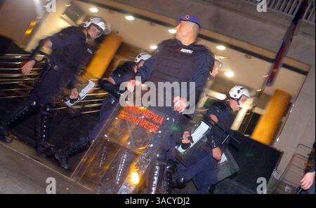 22. Juli 2008 - Belgrad, Serbien - Polizei bewacht den Eingang zum Kriegsverbrechergericht in Belgrad. Der ehemalige bosnische serbische Führer Radovan Karadzic wurde am späten Montagabend verhaftet. Die UNO sagt, dass Karadzics Truppen im Juli 1995 mindestens 7.500 muslimische Männer und Jungen aus Srebrenica im Rahmen einer Kampagne zur "Terrorisierung und Demoralisierung der bosnischen muslimischen und bosnischen kroatischen Bevölkerung" getötet haben. Er wurde auch wegen der Bombardierung von Sarajevo und des Einsatzes von 284 UN-Friedenstruppen als menschliche Schilde im Mai und Juni 1995 angeklagt (Credit Image: Andrija Ilic/ZUMAPRESS.com) Stockfoto