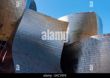 Bilbao, Spanien, architektonisches Detail der Fassade des berühmten Guggenheim Museums für Moderne Kunst in Bilbao, Spanien Stockfoto