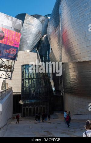 Bilbao, Spanien, Haupteingang zum berühmten Guggenheim Museum in Bilbao, Baskisch, entworfen von Frank O. Gehry Stockfoto