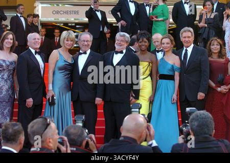 18. Mai 2008 - Cannes, Frankreich - KATE CAPSHAW, Regisseur STEVEN SPIELBERG, Schriftsteller GEORGE LUCAS, MELODIE HOFFMAN, Schauspielerin CALISTA FLOCKHART & HARRISON FORD besucht die Premiere von Indiana Jones und dem Königreich des Kristallschädels Cannes im Palais des Festivals beim 61. Internationalen Filmfestival von Cannes (Bild: Frederic Injimbert/ZUMAPRESS.com) Stockfoto
