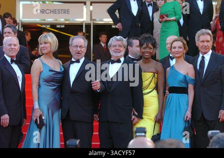 18. Mai 2008 - Cannes, Frankreich - KATE CAPSHAW, Regisseur STEVEN SPIELBERG, Schriftsteller GEORGE LUCAS, MELODIE HOFFMAN, Schauspielerin CALISTA FLOCKHART & HARRISON FORD besucht die Premiere von Indiana Jones und dem Königreich des Kristallschädels Cannes im Palais des Festivals beim 61. Internationalen Filmfestival von Cannes (Bild: Frederic Injimbert/ZUMAPRESS.com) Stockfoto
