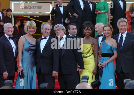 18. Mai 2008 - Cannes, Frankreich - KATE CAPSHAW, Regisseur STEVEN SPIELBERG, Schriftsteller GEORGE LUCAS, MELODIE HOFFMAN, Schauspielerin CALISTA FLOCKHART & HARRISON FORD besucht die Premiere von Indiana Jones und dem Königreich des Kristallschädels Cannes im Palais des Festivals beim 61. Internationalen Filmfestival von Cannes (Bild: Frederic Injimbert/ZUMAPRESS.com) Stockfoto