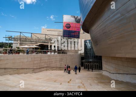 Bilbao, Spanien, Haupteingang zum berühmten Guggenheim Museum in Bilbao, Spanien, entworfen von Frank Gehry Stockfoto