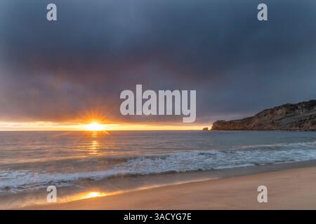 Sonnenuntergang über dem Atlantik von Nazare, Portugal Stockfoto