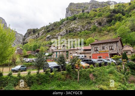 Picos de Europa, Spanien, malerische Häuser im Dorf Cain de Valdeon, am Ende des Wanderweges Cares-Schlucht in den Picos de Europa-Bergen in Asturien, Nordspanien Stockfoto