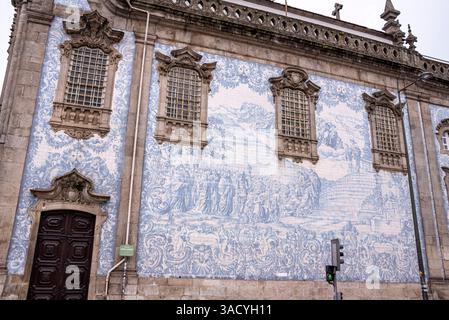 Malerische historische Azulejo-Fliesen an der Außenseite der Kapelle Almas de Santa Catarina in Porto, Portugal Stockfoto