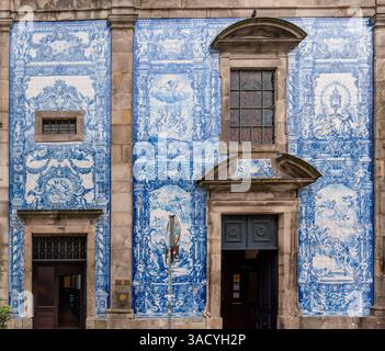 Malerische historische Azulejo-Fliesen an der Außenseite der Kapelle Almas de Santa Catarina in Porto, Portugal Stockfoto