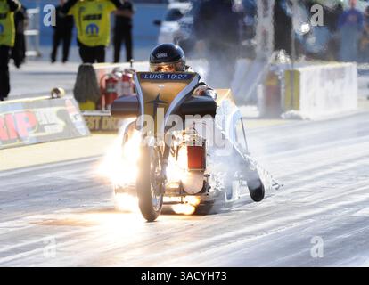 2012. Februar 04: Geblasener Nitro Harley-Davidson Top-Fuel-Bike-Fahrer Steve Dorn aus Milwaukee, OR, hat seinen Motor beim NHRA Full Throttle Test auf dem Strip auf dem Las Vegas Motor Speedway in Las Vegas, NV (Credit Image: © Josh Holmberg/Cal Sport Media/ZUMAPRESS.com) Stockfoto