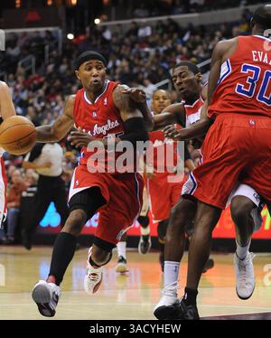 4. Februar 2012 – Washington, DC, USA – der Schützenwächter Jordan Crawford (15) stürmt in Los Angeles Clippers Power Forward Reggie Evans (30), als er versucht, den Clippers Point Guard Mo Williams (25) zu verteidigen, der am Samstag, 4. Februar 2012 im Verizon Center in Washington, D.C. verließ. (Kreditbild: © Chuck Myers/MCT/MCT/ZUMAPRESS.com) Stockfoto
