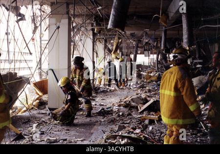 April 2015 - Akte - am 19. April 1995 kam es bei einer LKW-Bombenexplosion vor dem Alfred P. Murrah Federal Building in Oklahoma City, Oklahoma, zu 168 Toten und Hunderten weiteren Verletzten. Die Explosion wurde von dem regierungsfeindlichen Militanten Timothy McVeigh ausgelöst, der 2001 für seine Verbrechen hingerichtet wurde. Sein Mitverschwörer Terry Nichols wurde lebenslang im Gefängnis verhaftet. Abgebildet - 19. April 1995 - Oklahoma City, Oklahoma, USA S - Oklahoma City Bombenangriffe auf das Murrah Federal Building, bei denen 168 Opfer verletzt und verstorben wurden. (Bild: Steve Jennings/ZUMAPRESS.com) Stockfoto
