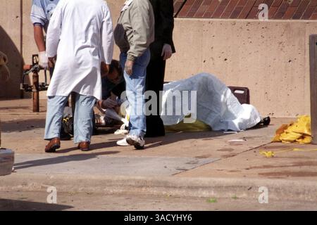 April 2015 - Akte - am 19. April 1995 kam es bei einer LKW-Bombenexplosion vor dem Alfred P. Murrah Federal Building in Oklahoma City, Oklahoma, zu 168 Toten und Hunderten weiteren Verletzten. Die Explosion wurde von dem regierungsfeindlichen Militanten Timothy McVeigh ausgelöst, der 2001 für seine Verbrechen hingerichtet wurde. Sein Mitverschwörer Terry Nichols wurde lebenslang im Gefängnis verhaftet. Abgebildet - 19. April 1995 - Oklahoma City, Oklahoma, USA S - Oklahoma City Bombenangriffe auf das Murrah Federal Building arbeiten an einem Opfer. (Bild: Steve Jennings/ZUMAPRESS.com) Stockfoto