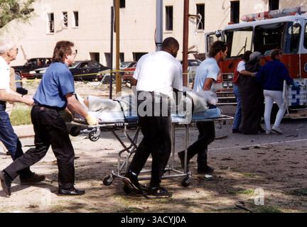 April 2015 - Akte - am 19. April 1995 kam es bei einer LKW-Bombenexplosion vor dem Alfred P. Murrah Federal Building in Oklahoma City, Oklahoma, zu 168 Toten und Hunderten weiteren Verletzten. Die Explosion wurde von dem regierungsfeindlichen Militanten Timothy McVeigh ausgelöst, der 2001 für seine Verbrechen hingerichtet wurde. Sein Mitverschwörer Terry Nichols wurde lebenslang im Gefängnis verhaftet. Abgebildet - 19. April 1995 - Oklahoma City, Oklahoma, USA S - Oklahoma City Bombenangriffe auf das Murrah Federal Building nach der Explosion. (Bild: Steve Jennings/ZUMAPRESS.com) Stockfoto