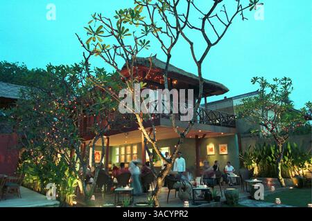 BALI, INDONESIEN - Donnerstag, 29. Januar 2004. Restaurant La Lucciola an einem Abend. Blick vom Petitenget Beach, Seminyak..Foto von Deny/JiwaFoto (Kreditbild: JiwaFoto/ZUMAPRESS.com) Stockfoto
