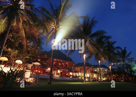 BALI, INDONESIEN - Donnerstag, 29. Januar 2004. Restaurant La Lucciola am Abend. Blick vom Petitenget Beach, Seminyak..Foto von Deny/JiwaFoto (Kreditbild: JiwaFoto/ZUMAPRESS.com) Stockfoto