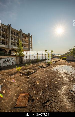 Ein verlassener Ort, ein Lost Place Hotel aus den 70er Jahren, zerstört und verlassen, am Abend vor Sonnenuntergang aufgenommen. Haludovo Palace Hotel, Krk, Kroatien Stockfoto