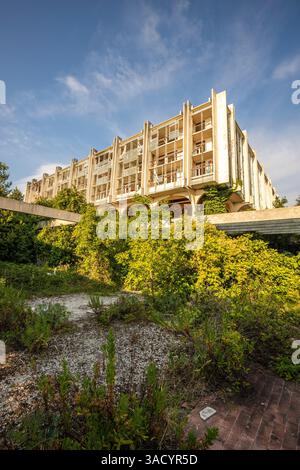 Ein verlassener Ort, ein Lost Place Hotel aus den 70er Jahren, zerstört und verlassen, am Abend vor Sonnenuntergang aufgenommen. Haludovo Palace Hotel, Krk, Kroatien Stockfoto