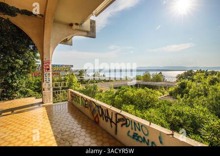 Ein verlassener Ort, ein Lost Place Hotel aus den 70er Jahren, zerstört und verlassen, am Abend vor Sonnenuntergang aufgenommen. Haludovo Palace Hotel, Krk, Kroatien Stockfoto