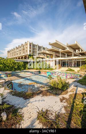 Ein verlassener Ort, ein Lost Place Hotel aus den 70er Jahren, zerstört und verlassen, am Abend vor Sonnenuntergang aufgenommen. Haludovo Palace Hotel, Krk, Kroatien Stockfoto