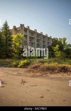 Ein verlassener Ort, ein Lost Place Hotel aus den 70er Jahren, zerstört und verlassen, am Abend vor Sonnenuntergang aufgenommen. Haludovo Palace Hotel, Krk, Kroatien Stockfoto