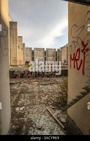 Ein verlassener Ort, ein Lost Place Hotel aus den 70er Jahren, zerstört und verlassen, am Abend vor Sonnenuntergang aufgenommen. Haludovo Palace Hotel, Krk, Kroatien Stockfoto
